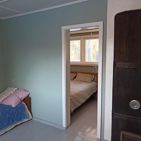 Kuus Tuba Hostel Leisi Buitenkant foto