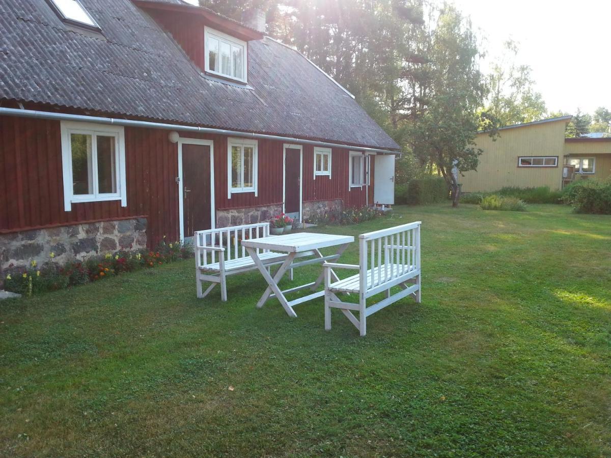 Kuus Tuba Hostel Leisi Buitenkant foto