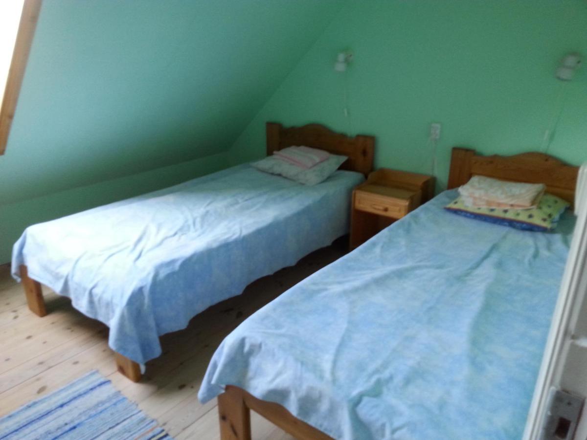 Kuus Tuba Hostel Leisi Buitenkant foto
