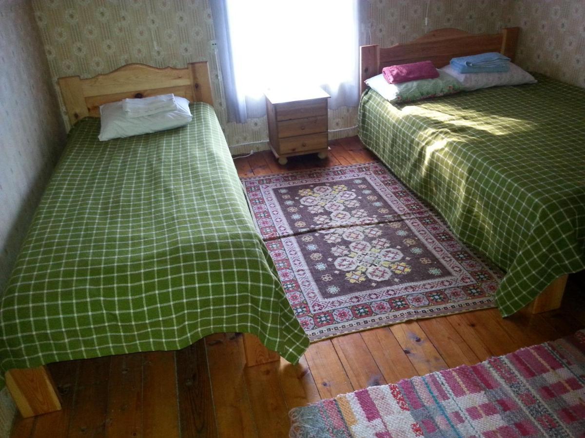 Kuus Tuba Hostel Leisi Buitenkant foto