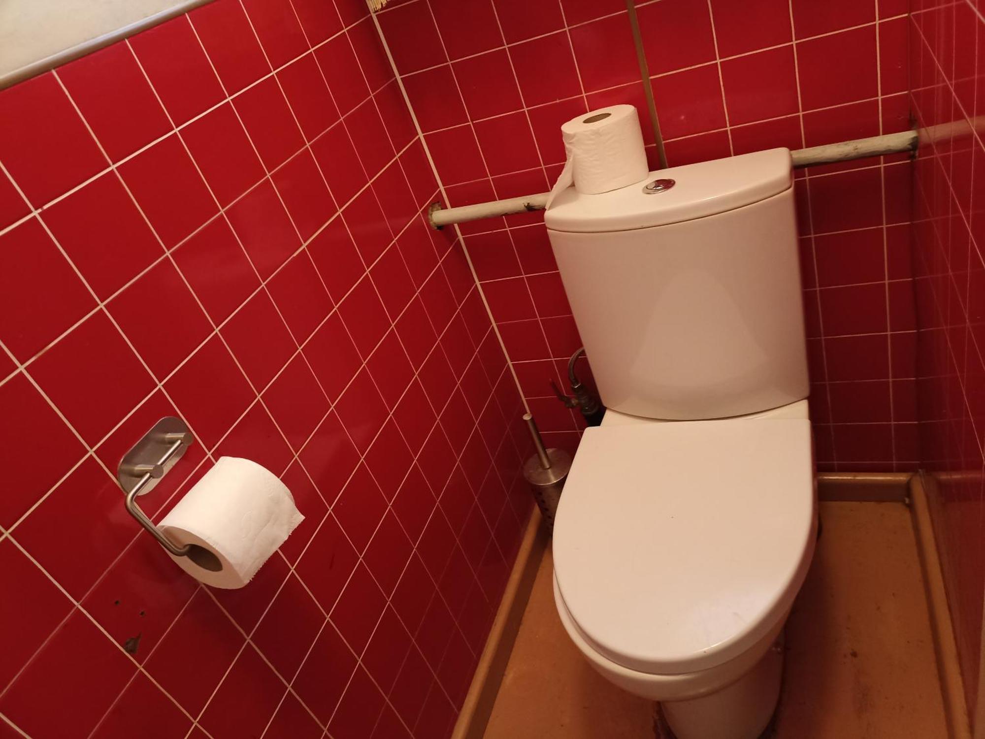 Kuus Tuba Hostel Leisi Buitenkant foto